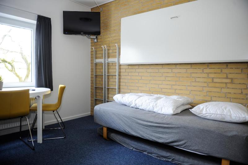 Twin Room with Bathroom image 2