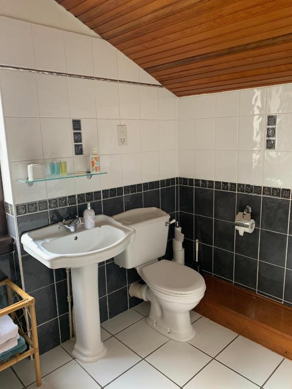 Double Room with En-Suite image 4