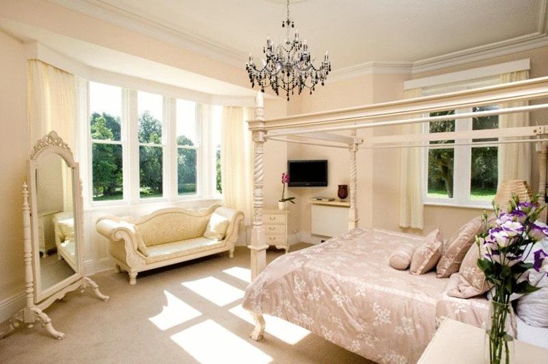 Feature Room image 4