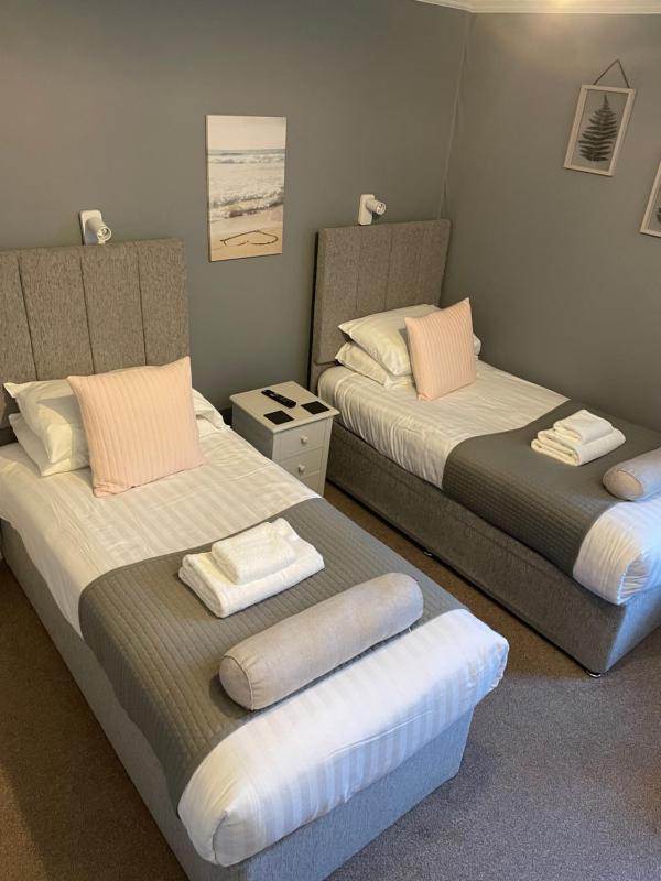 Twin Room with Private Bathroom image 1