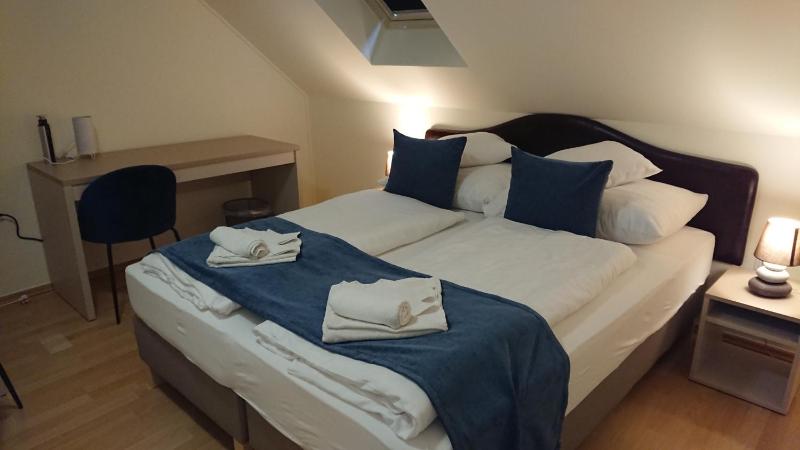 Twin Room image 3