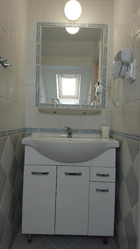 Twin Room image 4