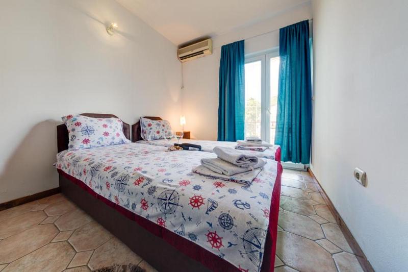 Double Room with Balcony image 3