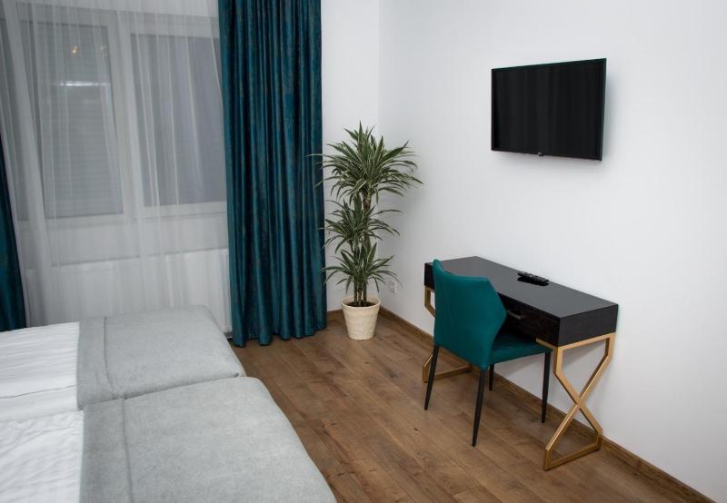 Superior Twin Room image 3