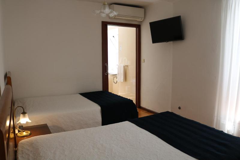 Economy Twin Room image 1