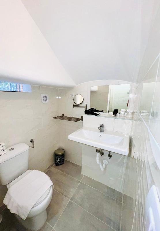 Classic Triple Room image 2