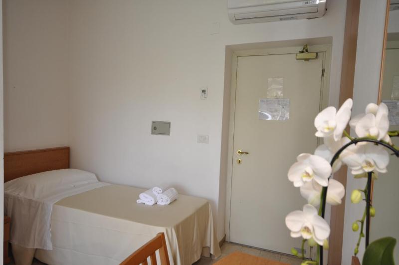 Single Room with Terrace image 2