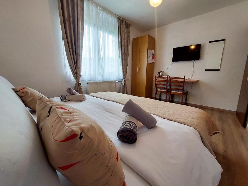Double Room with Private Bathroom image 3