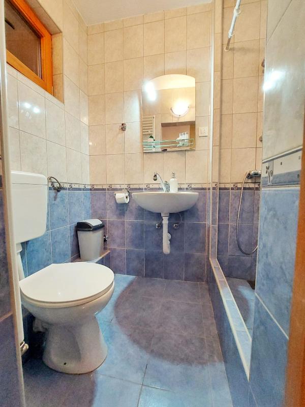 Triple Room with Private Bathroom image 4