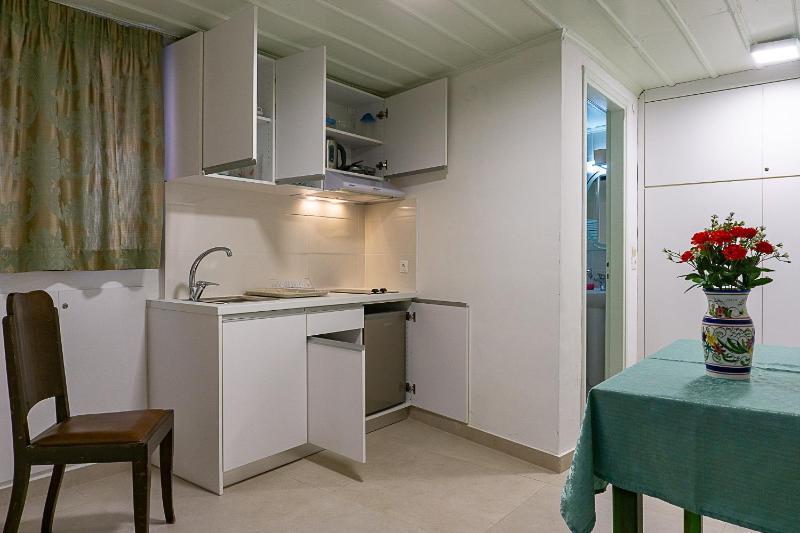 One Bedroom Apartment Ground Floor (2-3 Adults) image 1