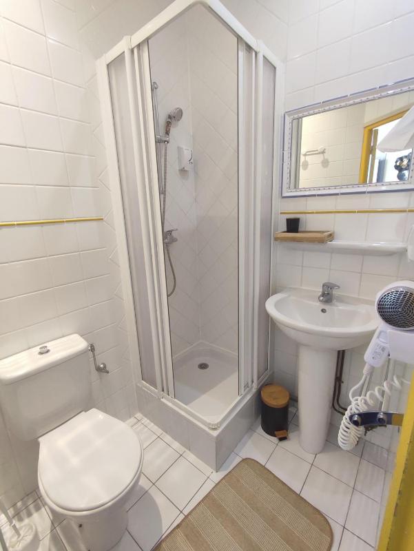 Quadruple Room with Private Bathroom image 3