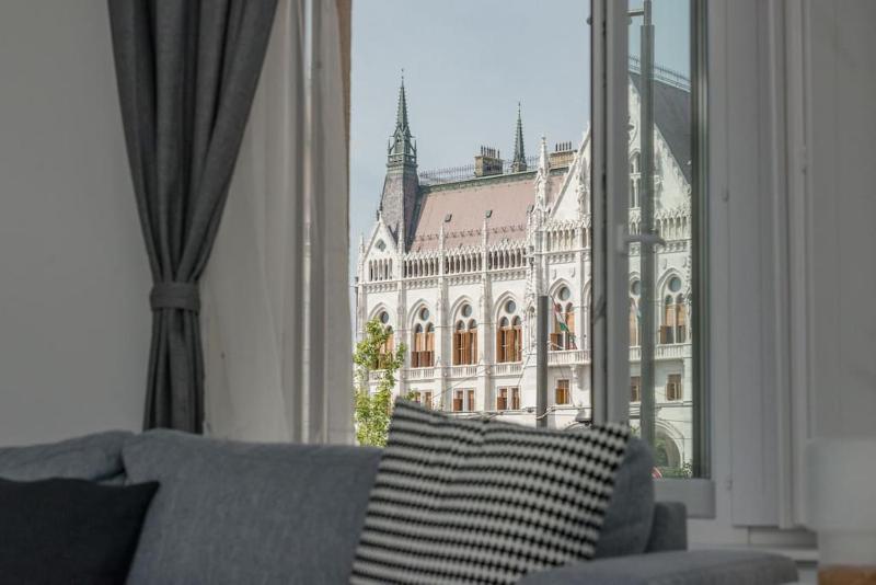 Parlament Panorama Luxury Apartman - image 1