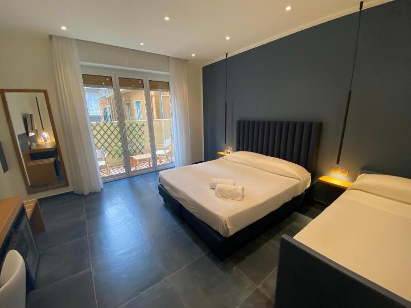 Triple Room with Balcony image 4