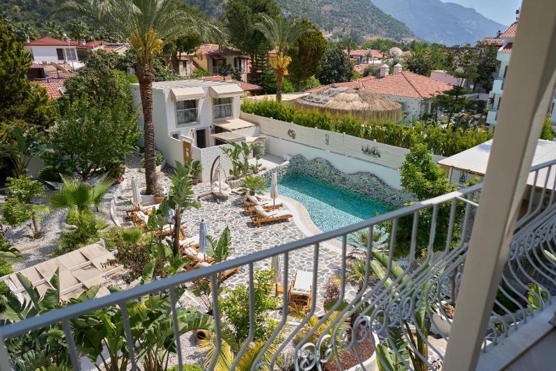 Deluxe Triple Room image 3