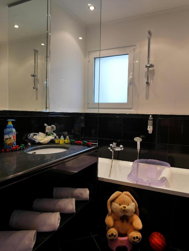 Family Standard One-Bedroom Suite image 4