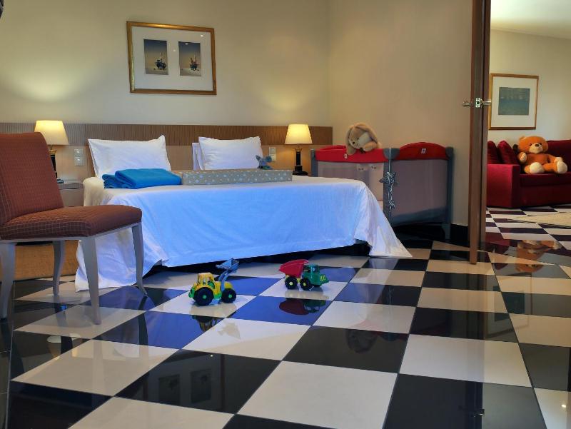 Family Standard One-Bedroom Suite image 3