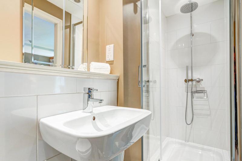 Deluxe Room (2 Adults + 1 Child) image 4