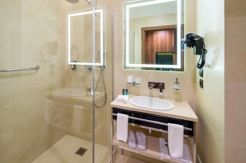 Deluxe Twin Room image 2