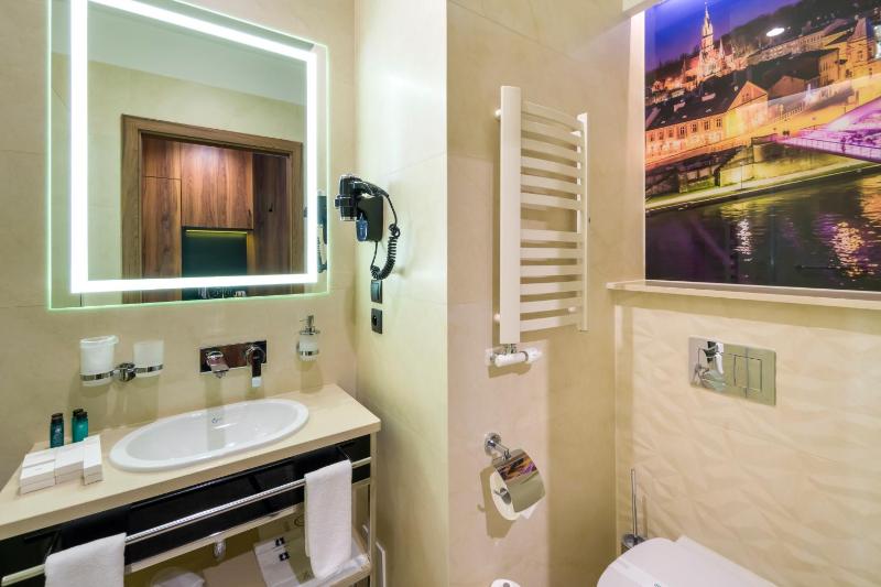 Deluxe Twin Room image 3