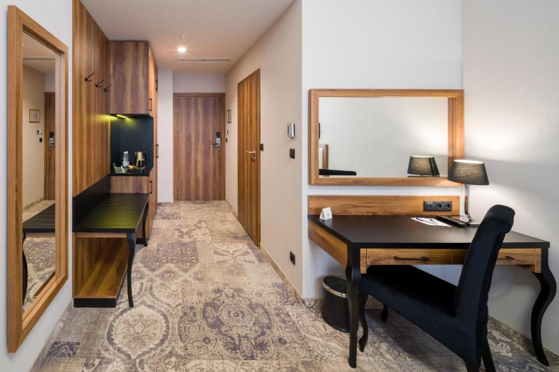 Deluxe Twin Room image 4