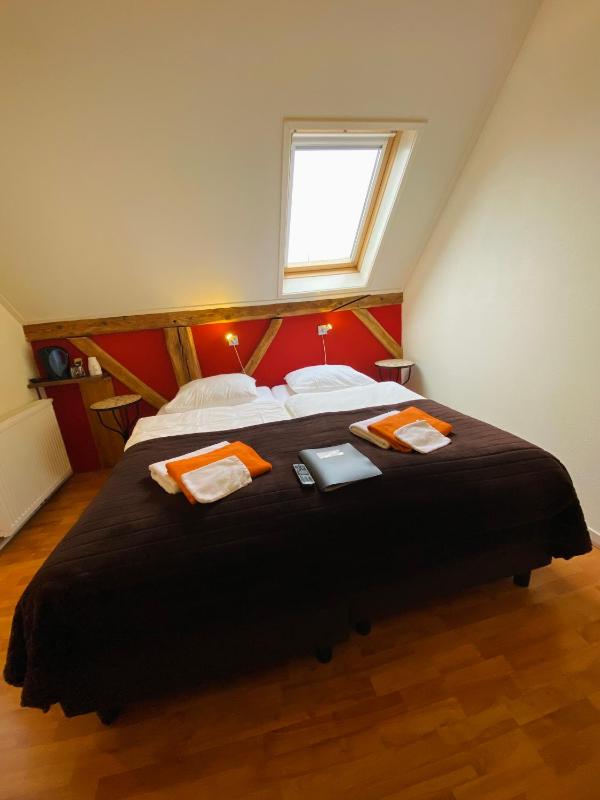 Small Double Room image 4