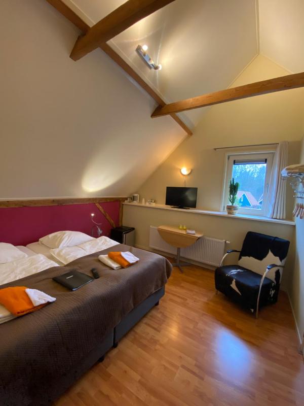 Small Double Room image 3
