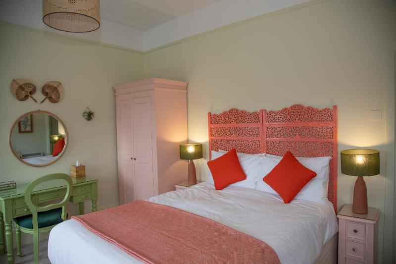 Carlton Court - image 2
