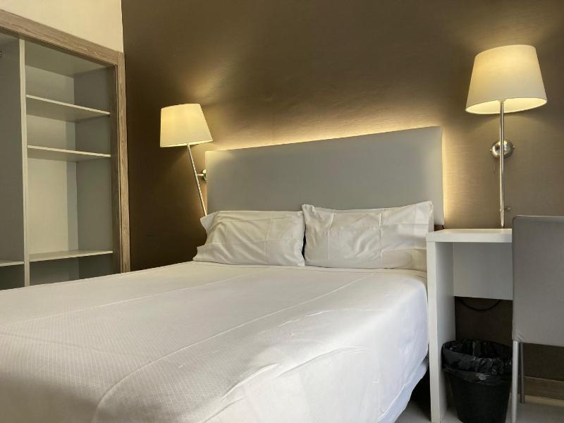Double or Twin Room image 4