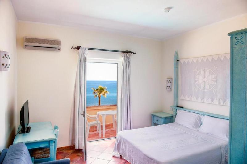 Double or Twin Room with Sea View image 1