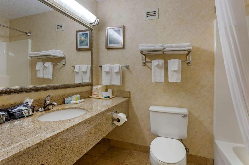 Queen Room with Two Queen Beds - Non-Smoking/Ground Floor image 2