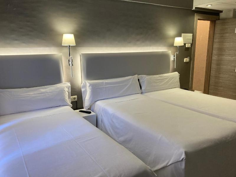 Double or Twin Room image 2
