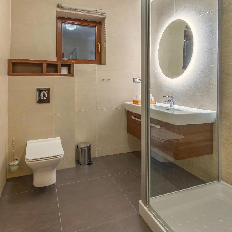 Deluxe Double Room with Balcony image 3