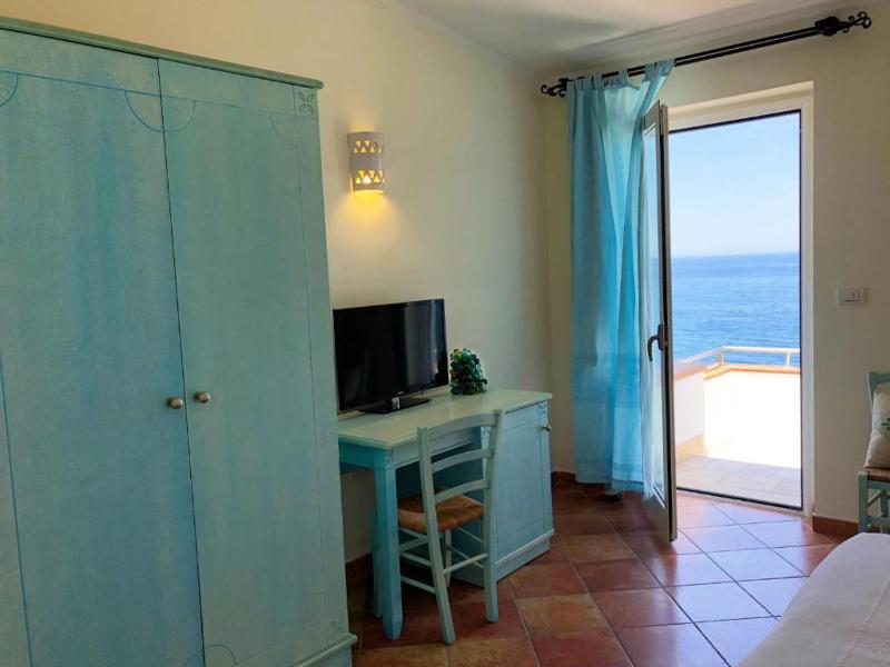 Double or Twin Room with Sea View image 3