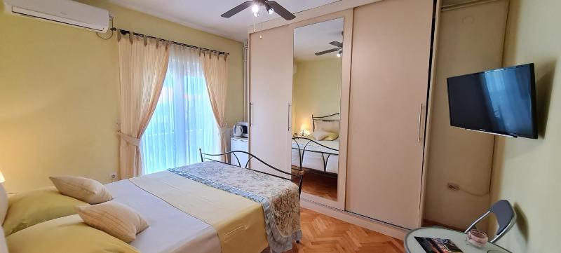 Double Room with Balcony image 4