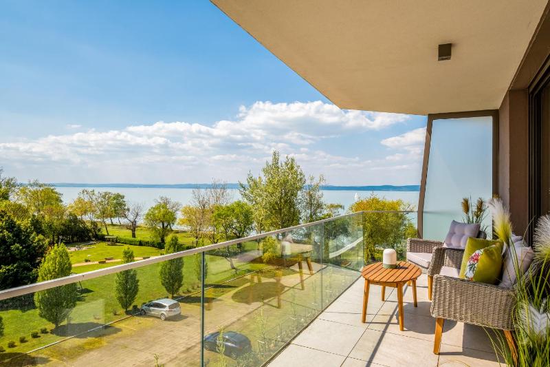 MF Coral 64 Premium Apartment Images