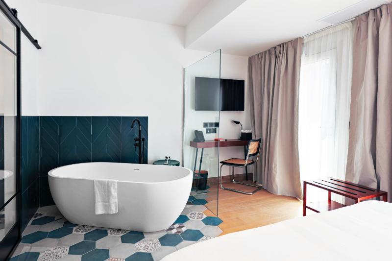Urban Style Victoria Boutique Hotel - image 12
