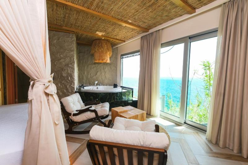 Deluxe Suite with Spa Bath image 2