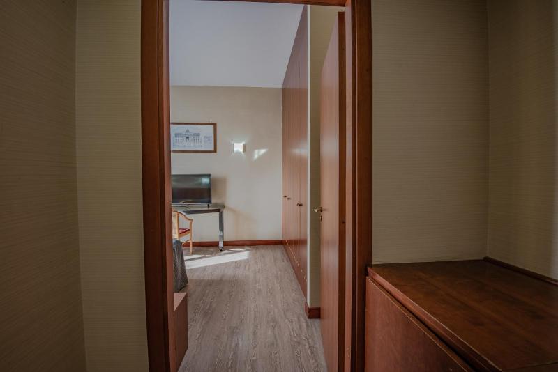 Standard Quadruple Room image 2