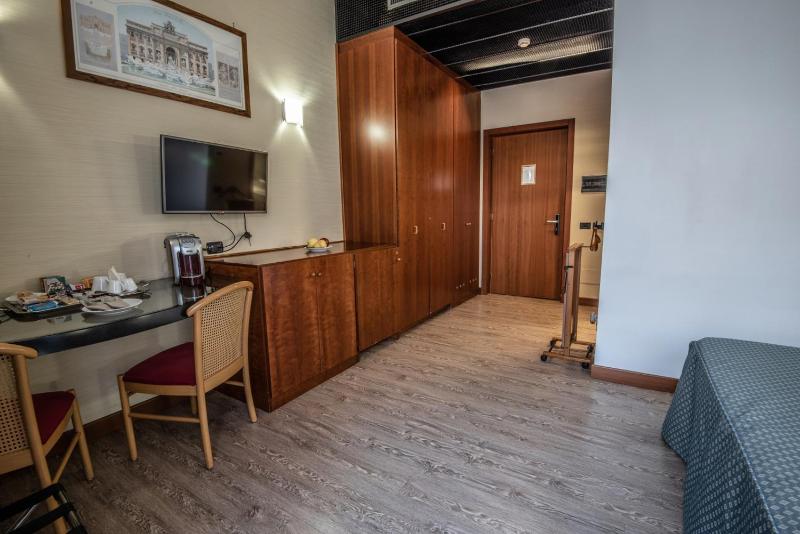 Standard Quadruple Room image 1