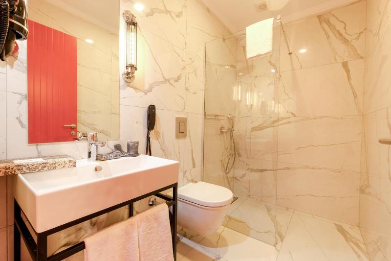 Deluxe Suite with Sea View image 2