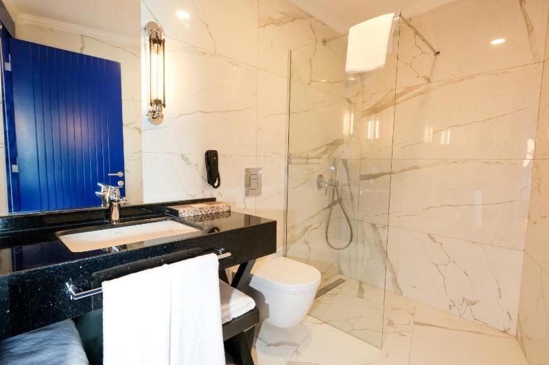 Deluxe Suite with Sea View image 3