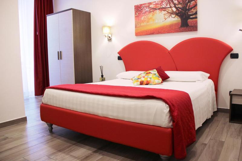 Deluxe King Room-Victoria image 1