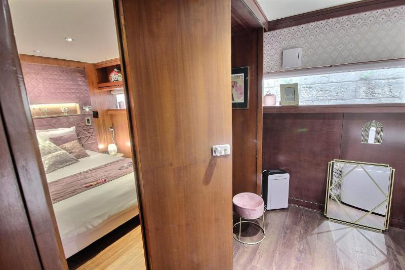 Suite with Hot Tub image 3