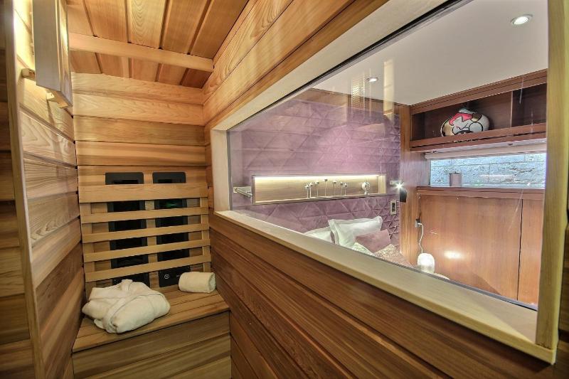 Suite with Hot Tub image 4