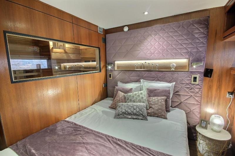 Suite with Hot Tub image 1