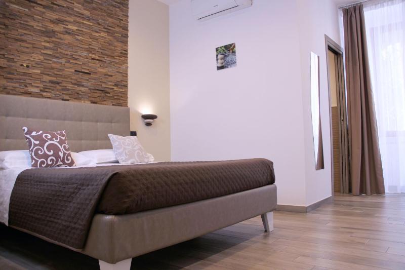 Deluxe King Room-Wood image 1