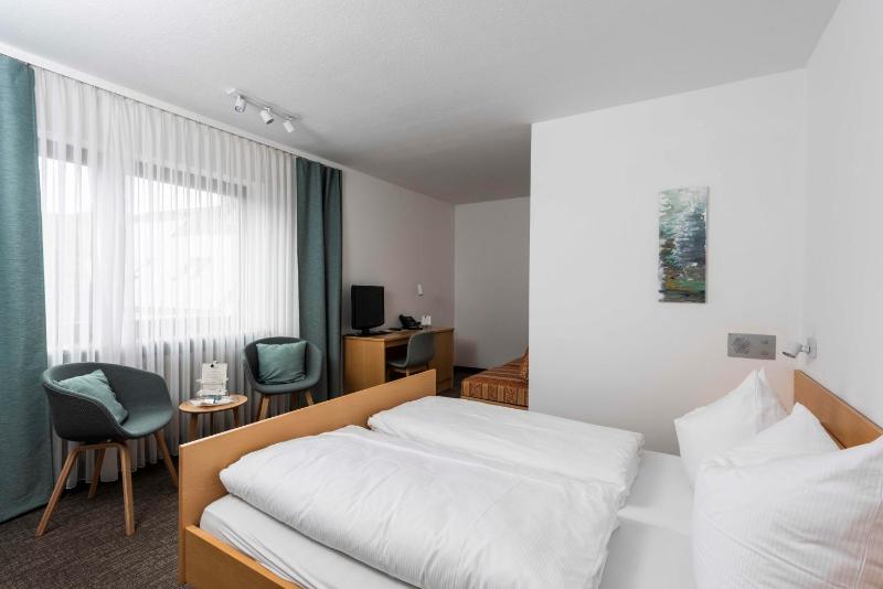 Double Room image 4