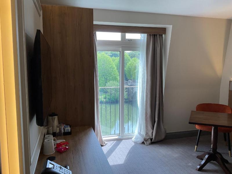 Superior Double Room with River View image 3