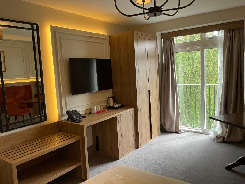 Superior Double Room with River View image 4