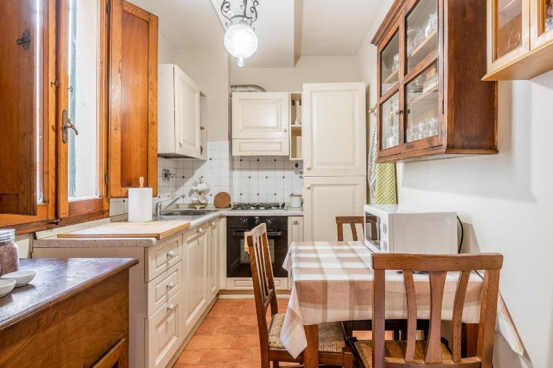 GuestHost - Mercato di Sant'Ambrogio Cozy Apartment - image 14